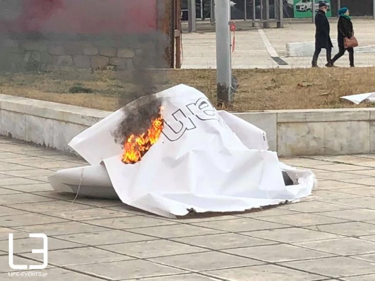 «Αγνωστοι» κατέβασαν το μνημείο της πανθρησκείας στη Θεσσαλονίκη (εικόνες, βίντεο)
